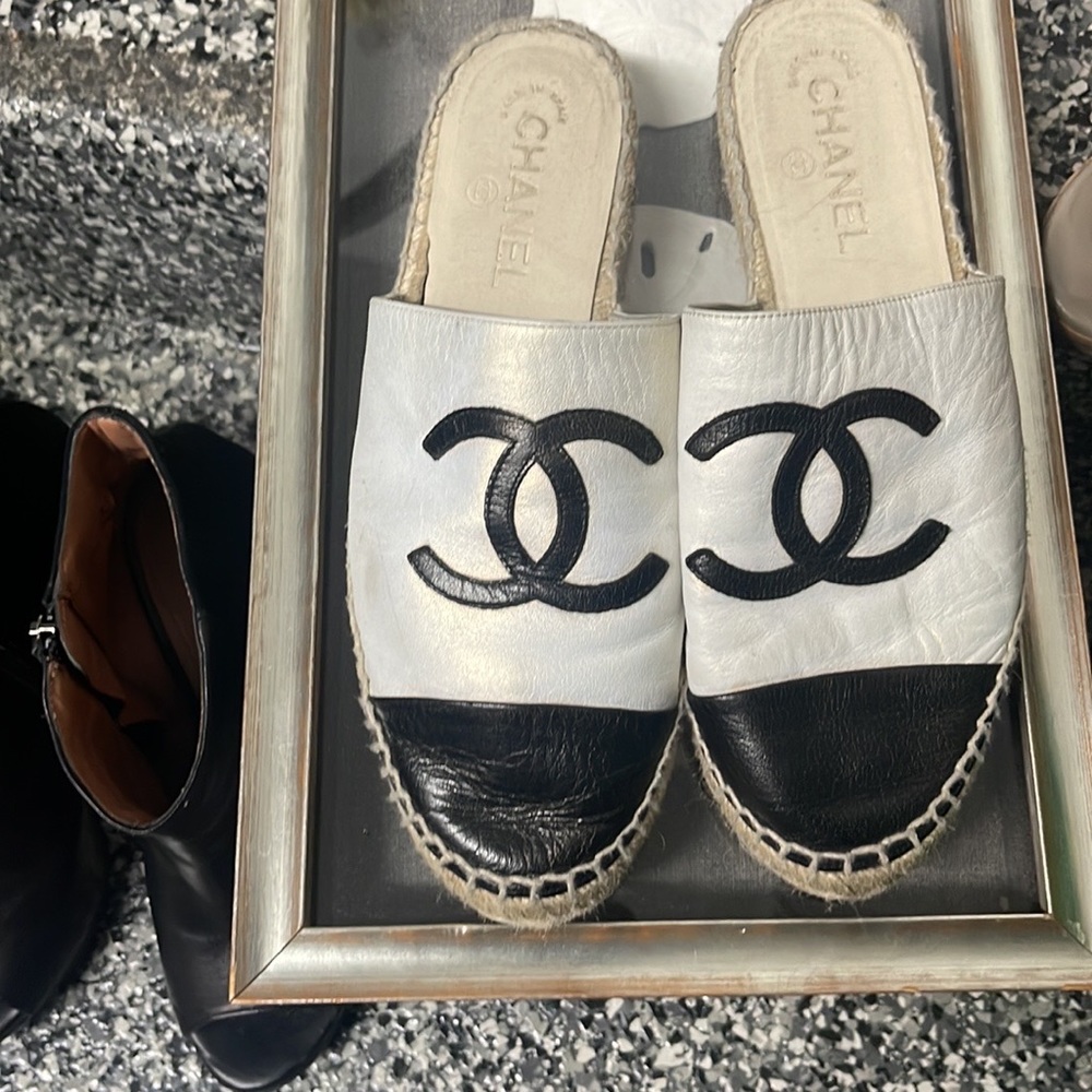 Chanel black/white capped toe espadrilles slides 39